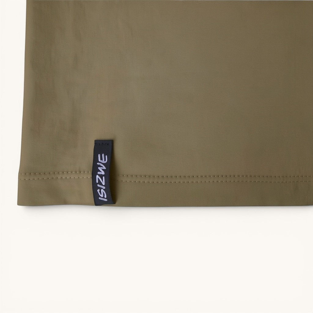 Camiseta ISIZWE de algodón verde oliva con etiqueta gráfica en la costura inferior.