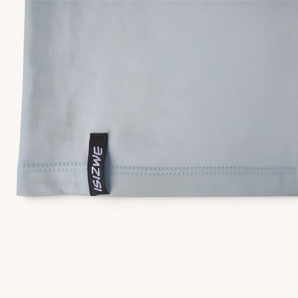 Camiseta ISIZWE azul claro de manga corta con etiqueta de marca en el bajo. Tejido suave y transpirable.