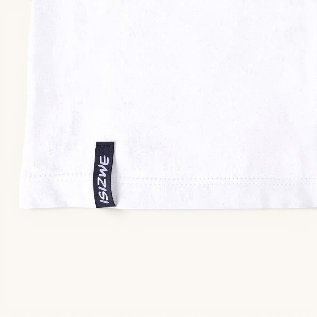 Camiseta blanca de algodón ISIZWE de manga corta con etiqueta gráfica en el dobladillo.
