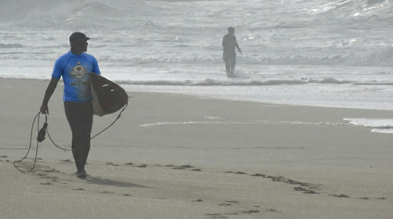 Lycra de surf con carita ciclope Isizwe en las olas de Nazaré