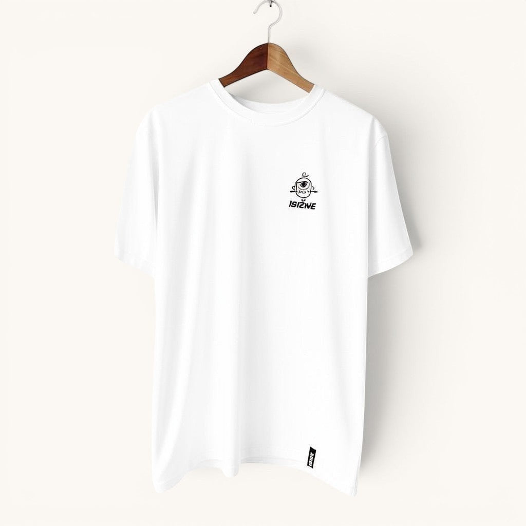 Camiseta relaxed fit ISIZWE blanca en percha, vista frontal con el logo y la marca ISIZWE serigrafiados en el pecho — algodón 100% orgánico