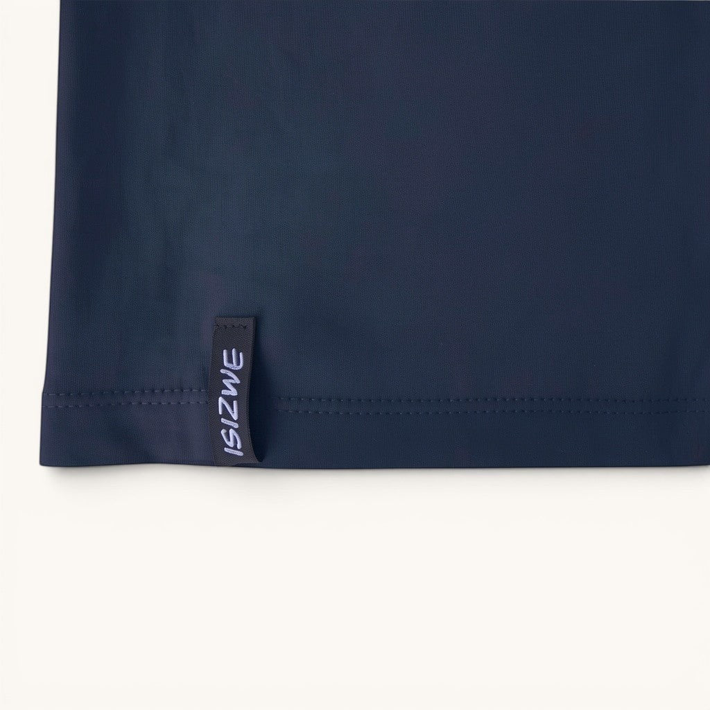 Camiseta azul marino de algodón ISIZWE con etiqueta gráfica en la espalda. Manga corta, cuello redondo.