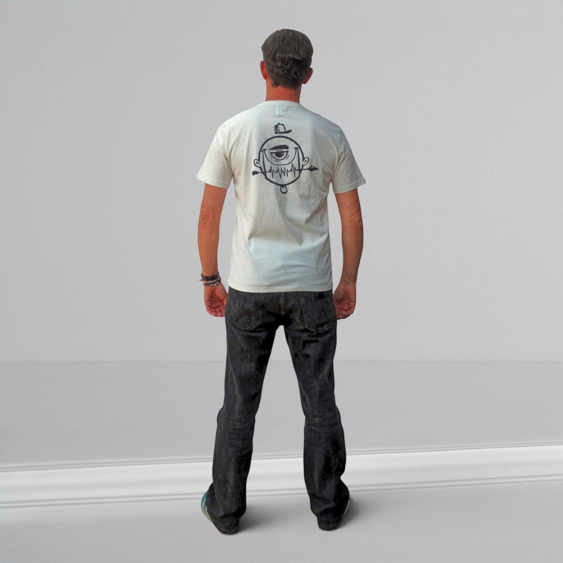 Camiseta ISIZWE de algodón color crudo con estampado gráfico de ojo en la espalda. Corte clásico, cuello redondo.