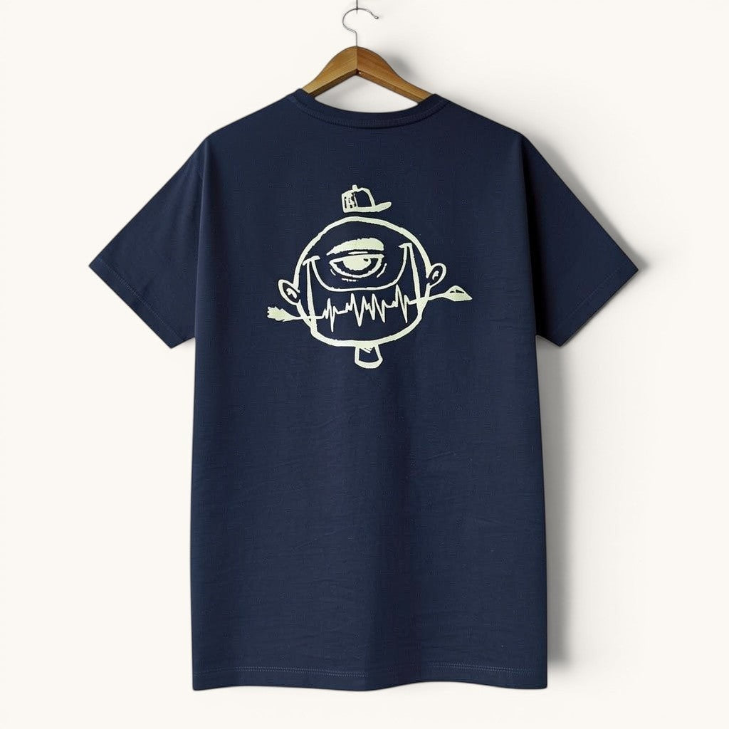 Camiseta azul marino de algodón ISIZWE con estampado gráfico de personaje y electrocardiograma en la espalda.