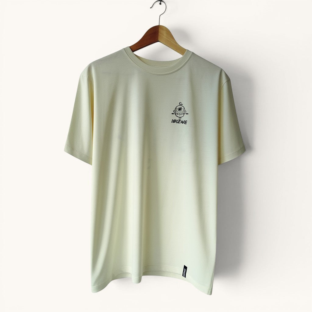 Camiseta de algodón ISIZWE color crema con estampado gráfico en la espalda y cuello redondo.