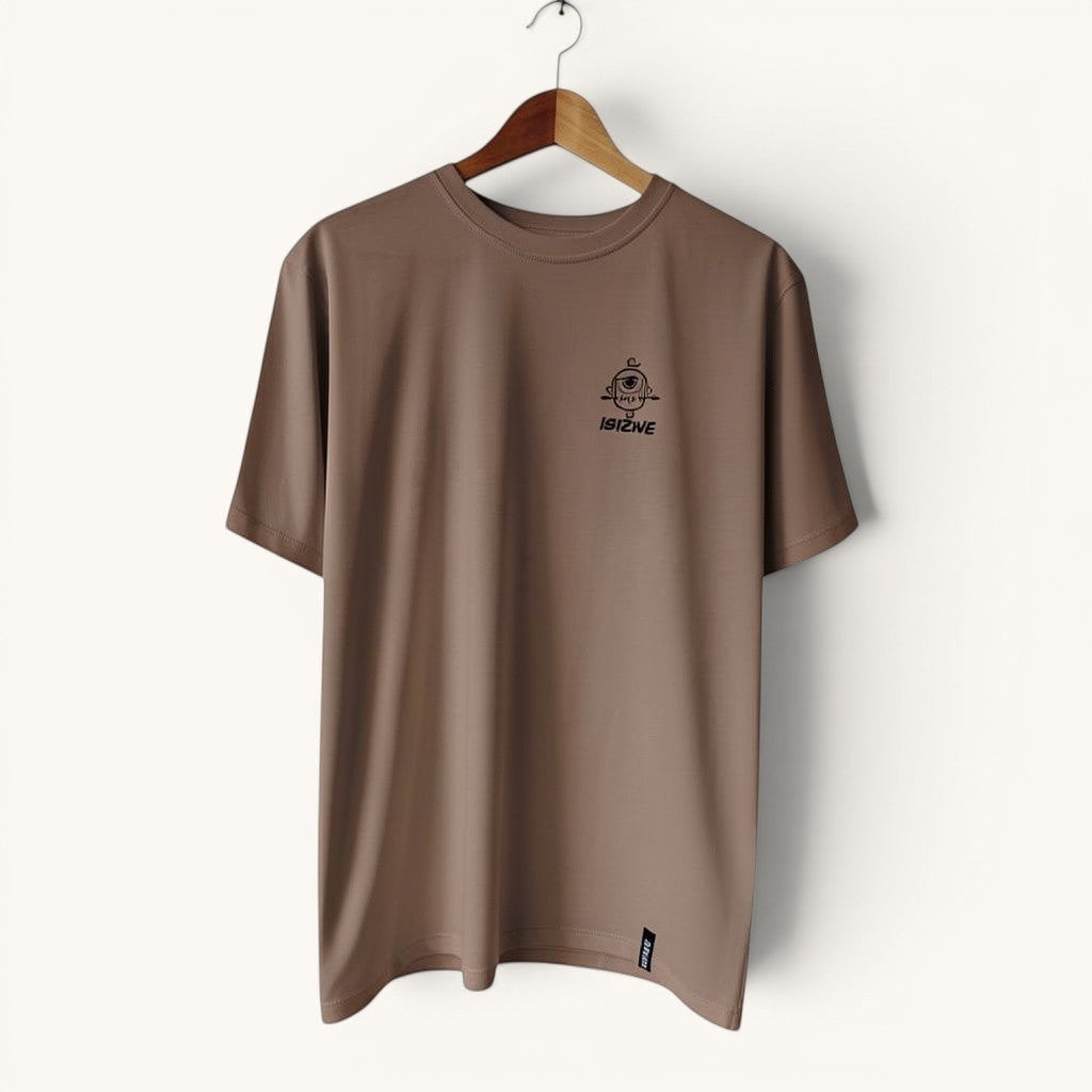 Camiseta ISIZWE de algodón marrón topo con estampado gráfico minimalista en el pecho y etiqueta en el bajo.