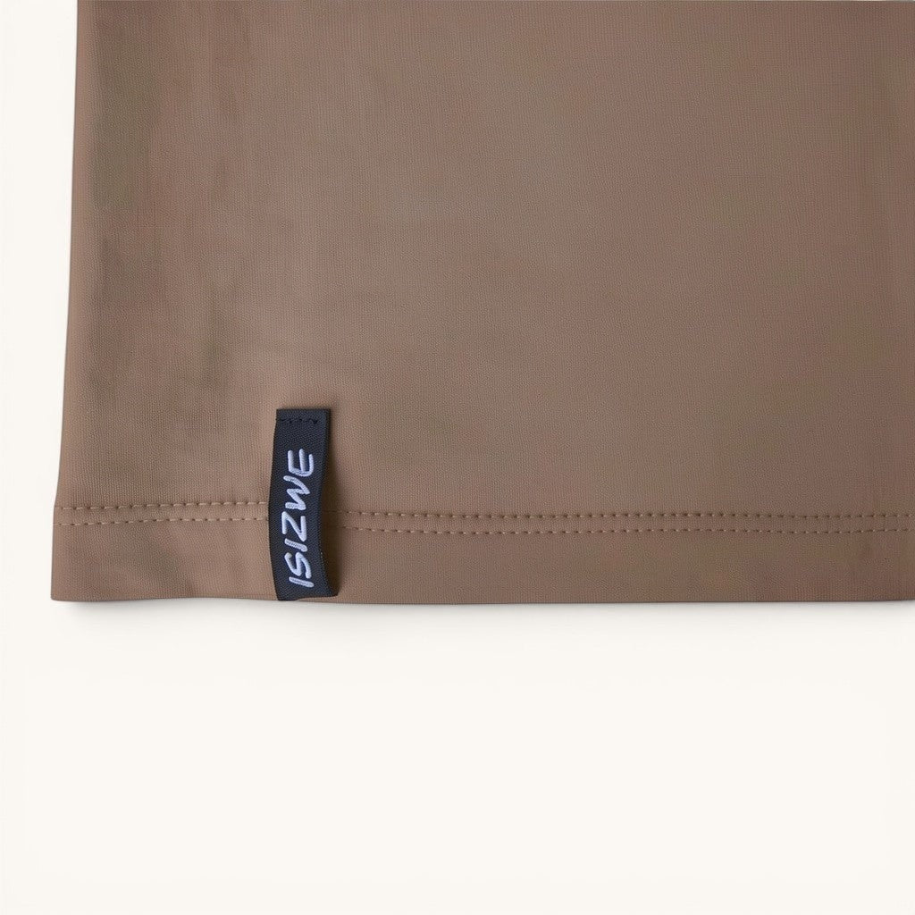 Camiseta ISIZWE de algodón marrón topo con estampado gráfico minimalista en el pecho y etiqueta de marca.