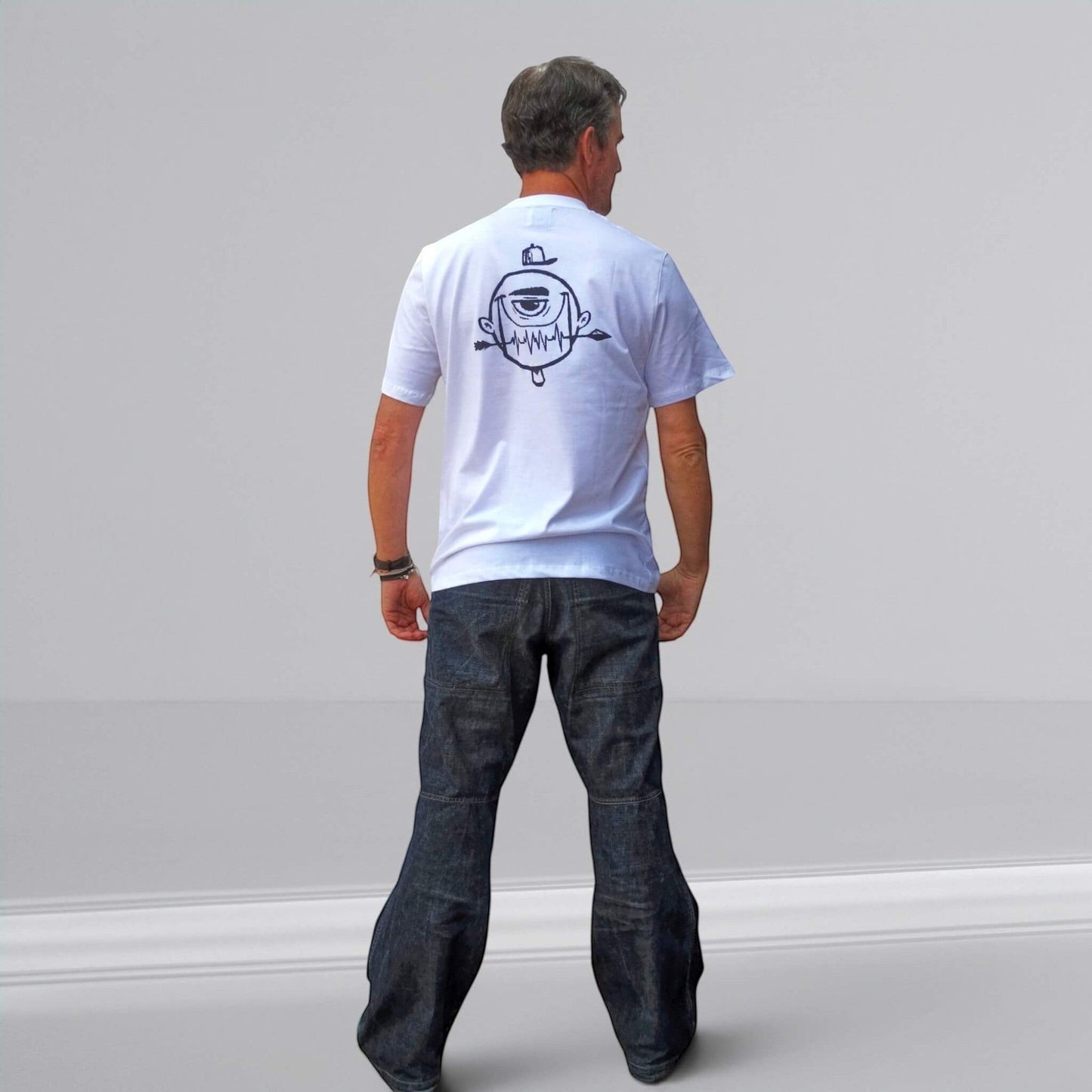 Camiseta blanca de algodón ISIZWE de manga corta con estampado gráfico de un ojo en la espalda. Cuello redondo.