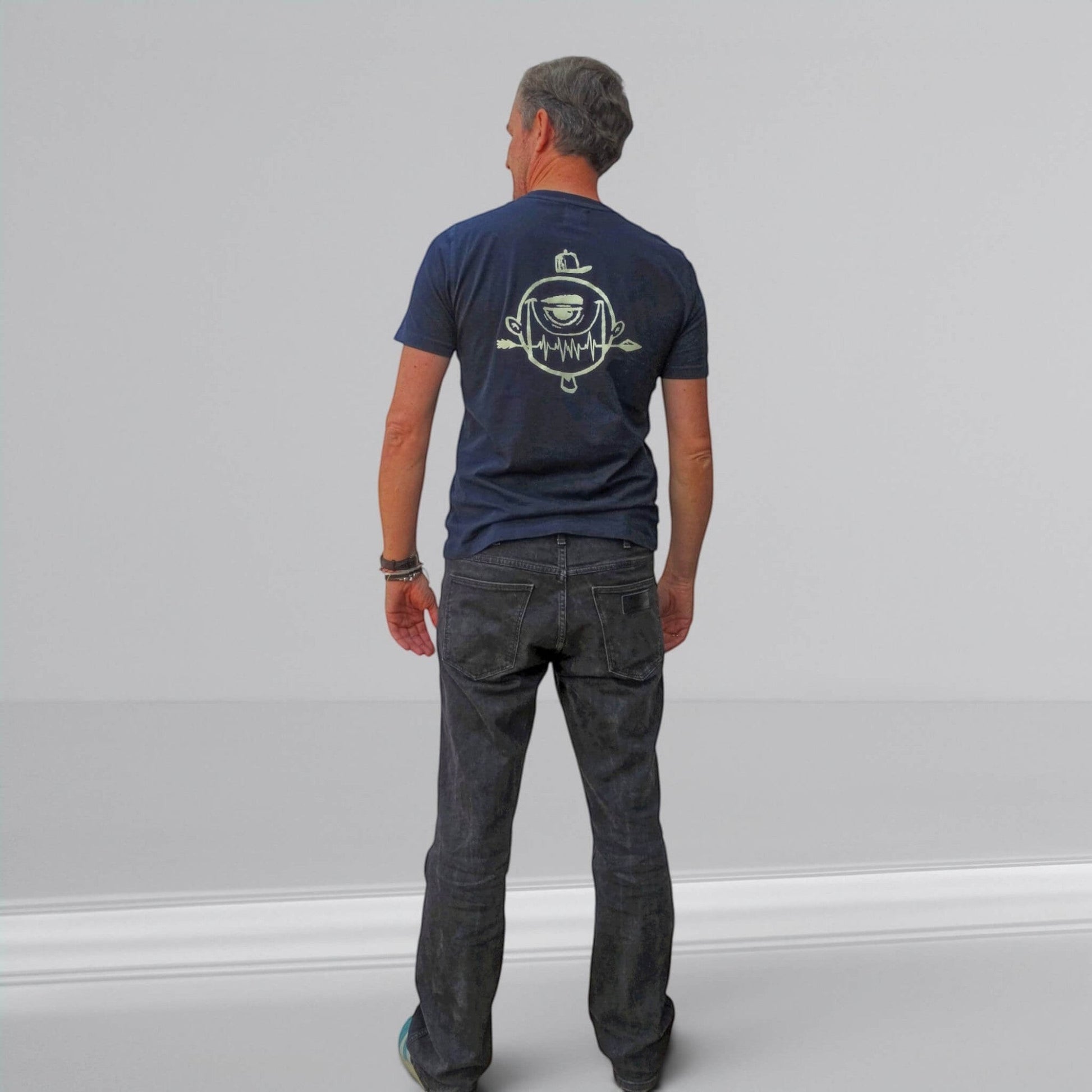 ISIZWE camiseta azul marino de algodón con estampado gráfico de personaje y electrocardiograma en la espalda.