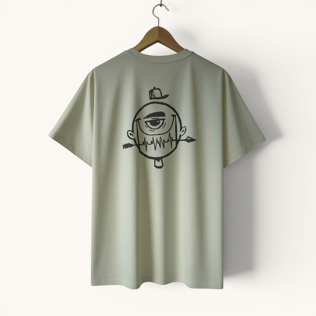 Camiseta ISIZWE de algodón verde salvia con estampado gráfico de ojo y flechas en la espalda.