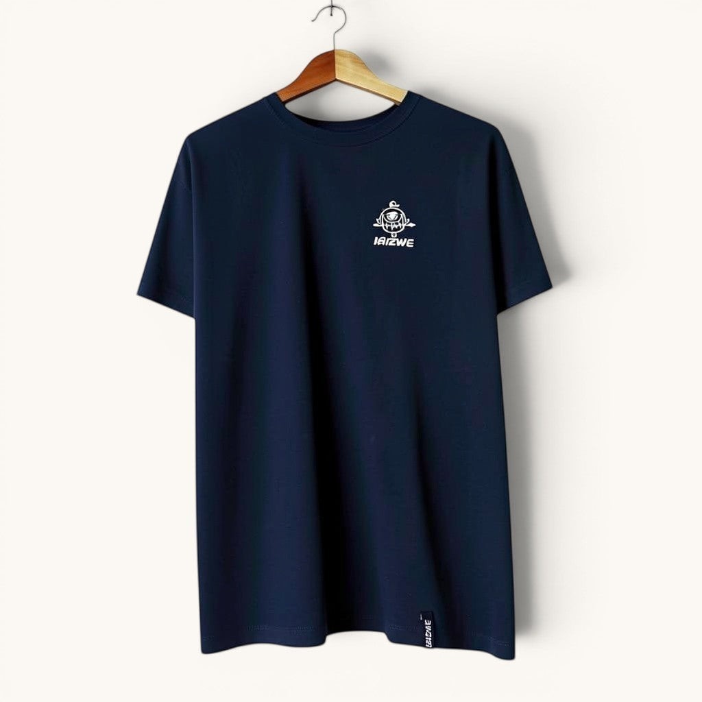 Camiseta azul marino de algodón ISIZWE con estampado gráfico en la espalda y cuello redondo.