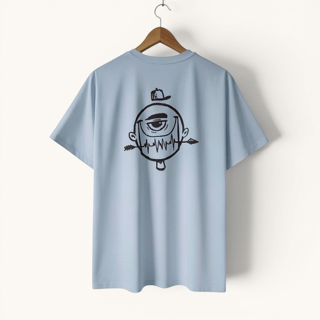 Camiseta ISIZWE azul claro de manga corta con estampado gráfico de ojo y flechas en la espalda.