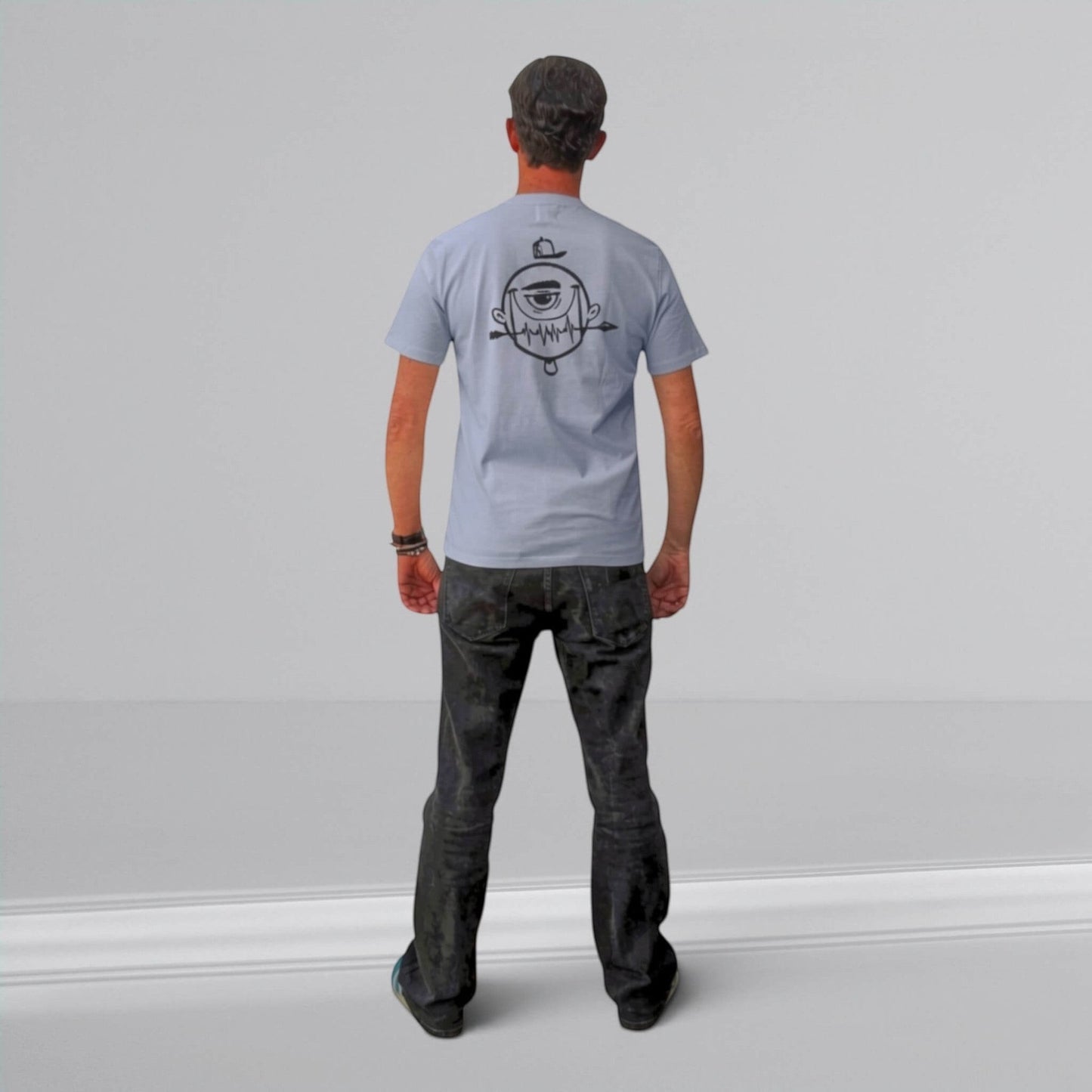 ISIZWE camiseta azul claro de manga corta con estampado gráfico de ojo y flechas en la espalda. Algodón.