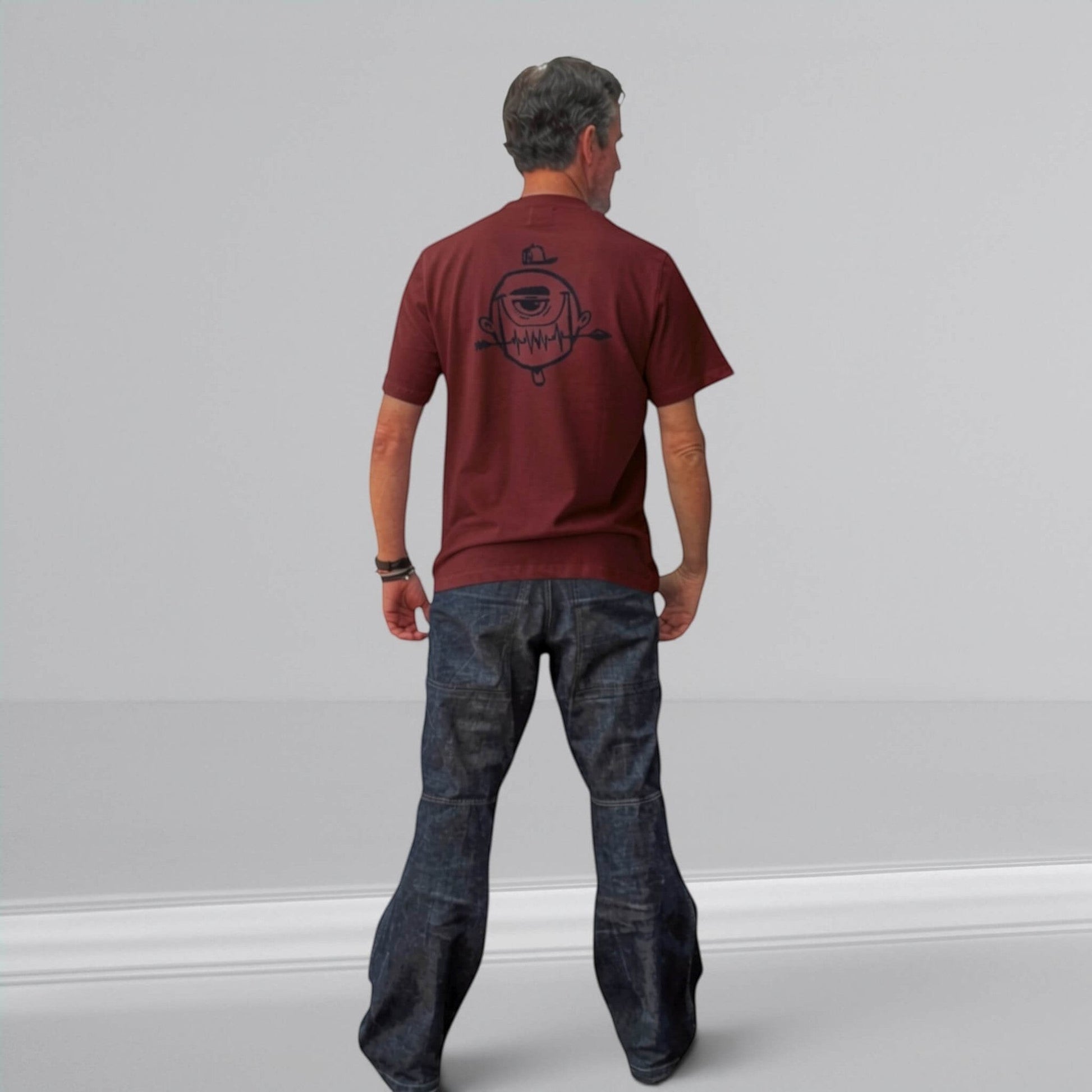 Camiseta de algodón burdeos de ISIZWE con estampado gráfico de un ojo y sombrero en la espalda. Manga corta.