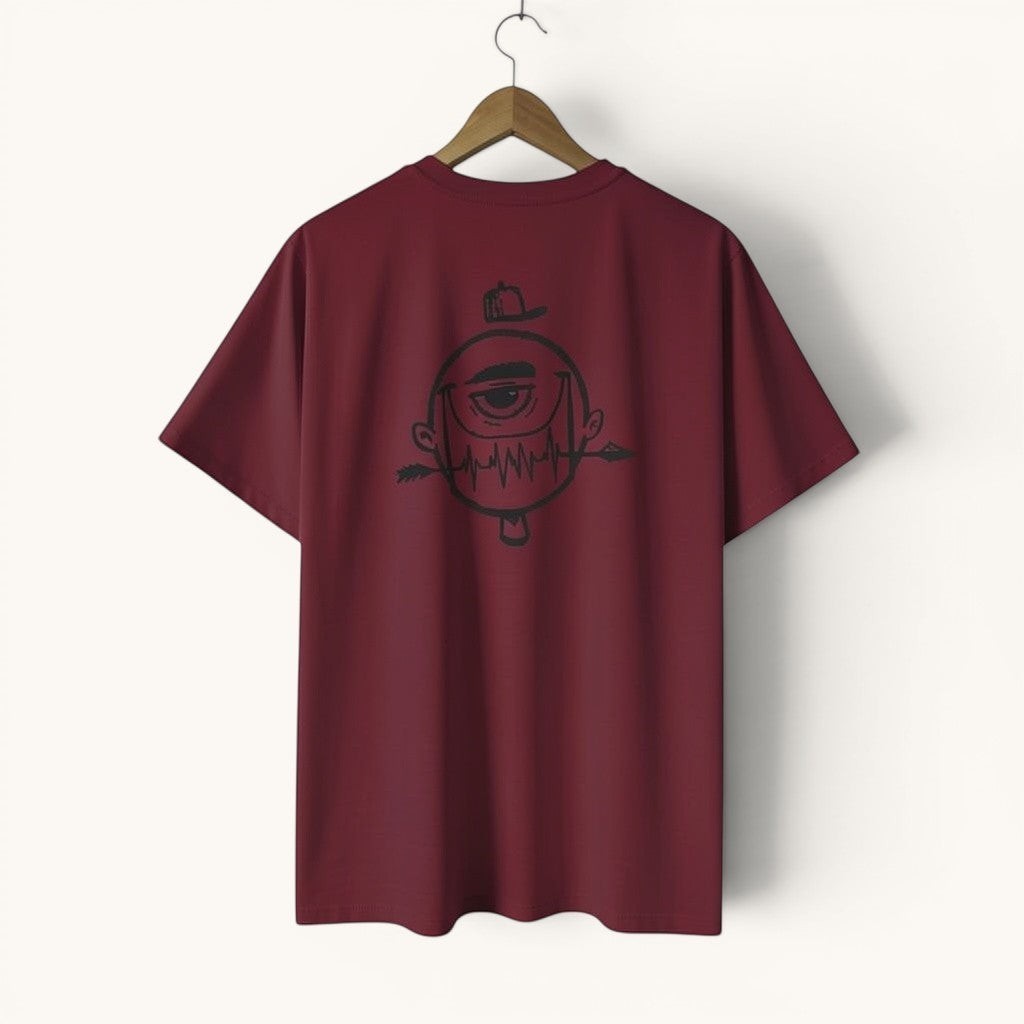 Camiseta ISIZWE de algodón burdeos con estampado gráfico de ojo y flechas en la espalda.