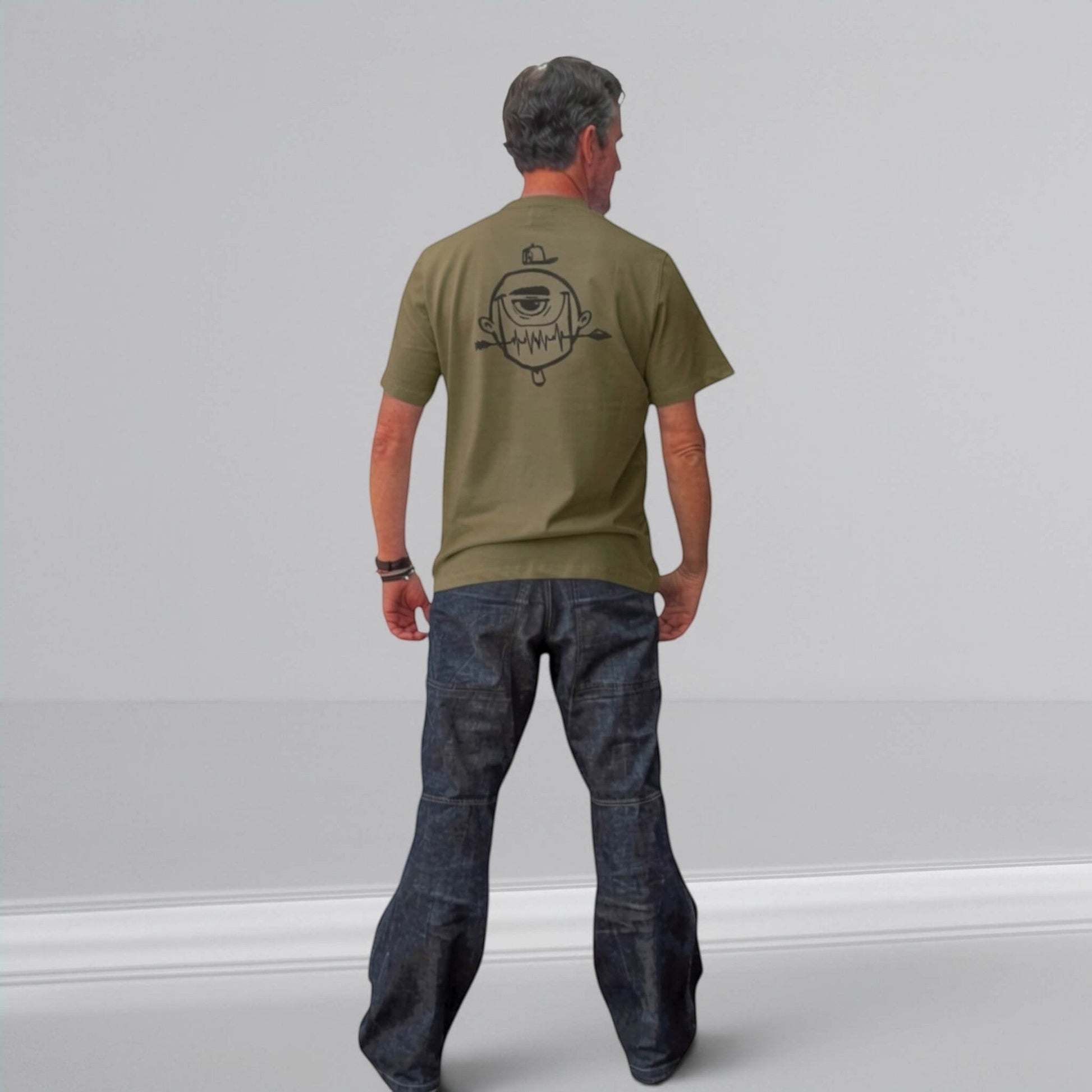Camiseta ISIZWE verde oliva de algodón con estampado gráfico de personaje peculiar y flechas cruzadas en la espalda.