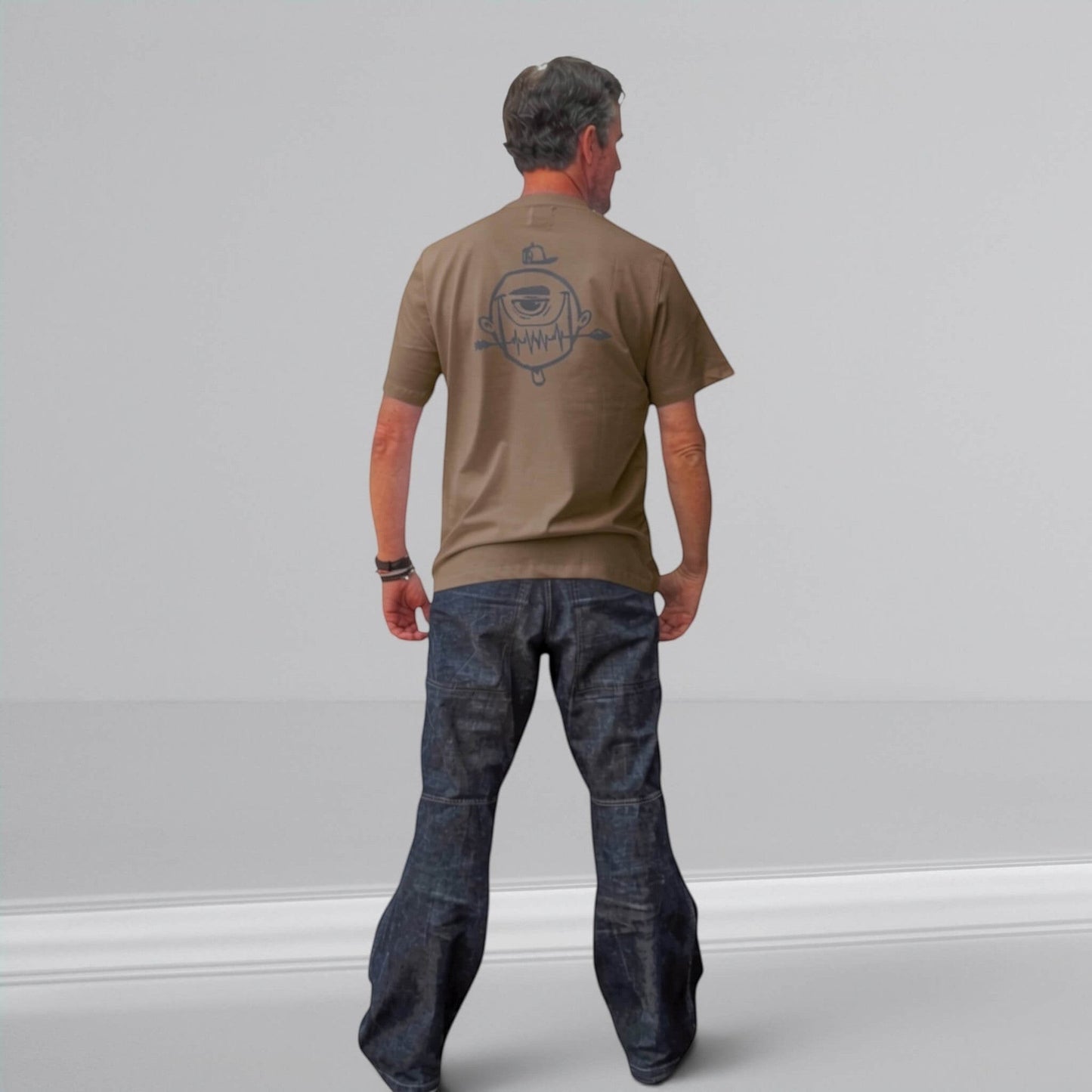 Camiseta ISIZWE de algodón marrón topo con estampado gráfico de un ojo en la espalda. Corte regular.