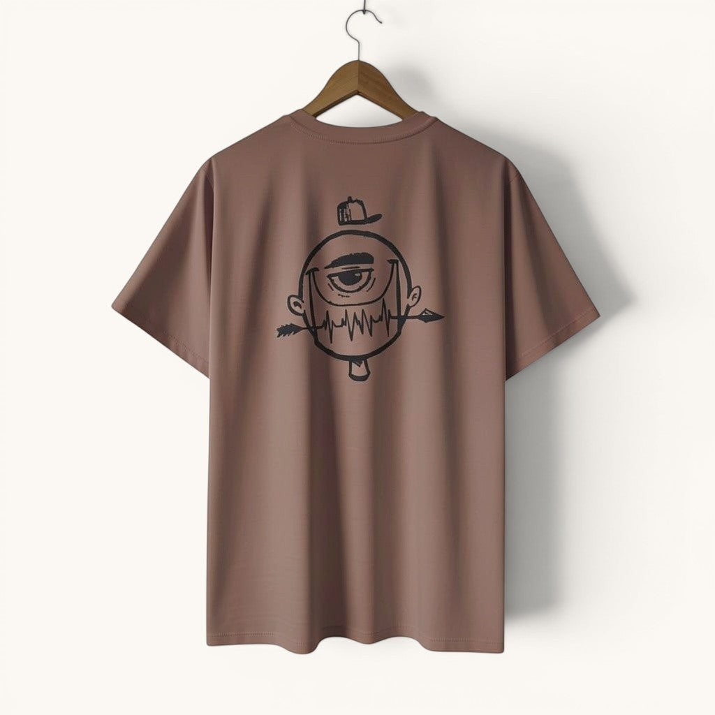 Camiseta ISIZWE de algodón marrón topo con estampado gráfico de ojo y flechas en la espalda. Manga corta.