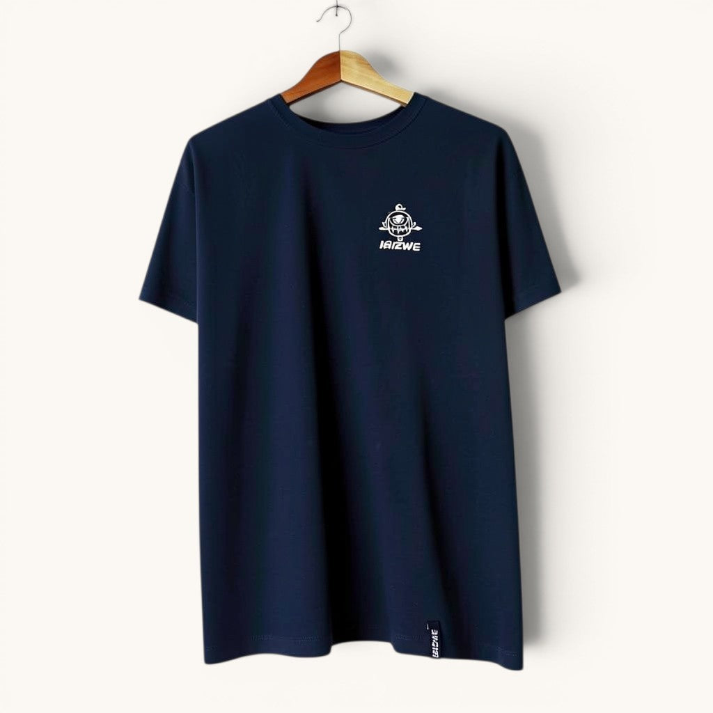 Camiseta azul marino de algodón 100% de ISIZWE con estampado gráfico de un ojo en la espalda y logo en el pecho.
