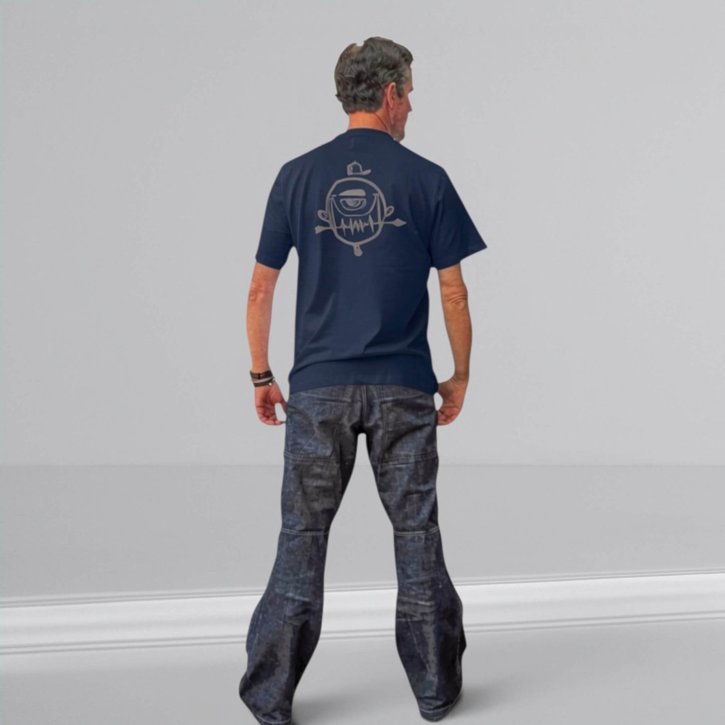 Camiseta azul marino de algodón 100% de ISIZWE con estampado gráfico de un ojo en la espalda.