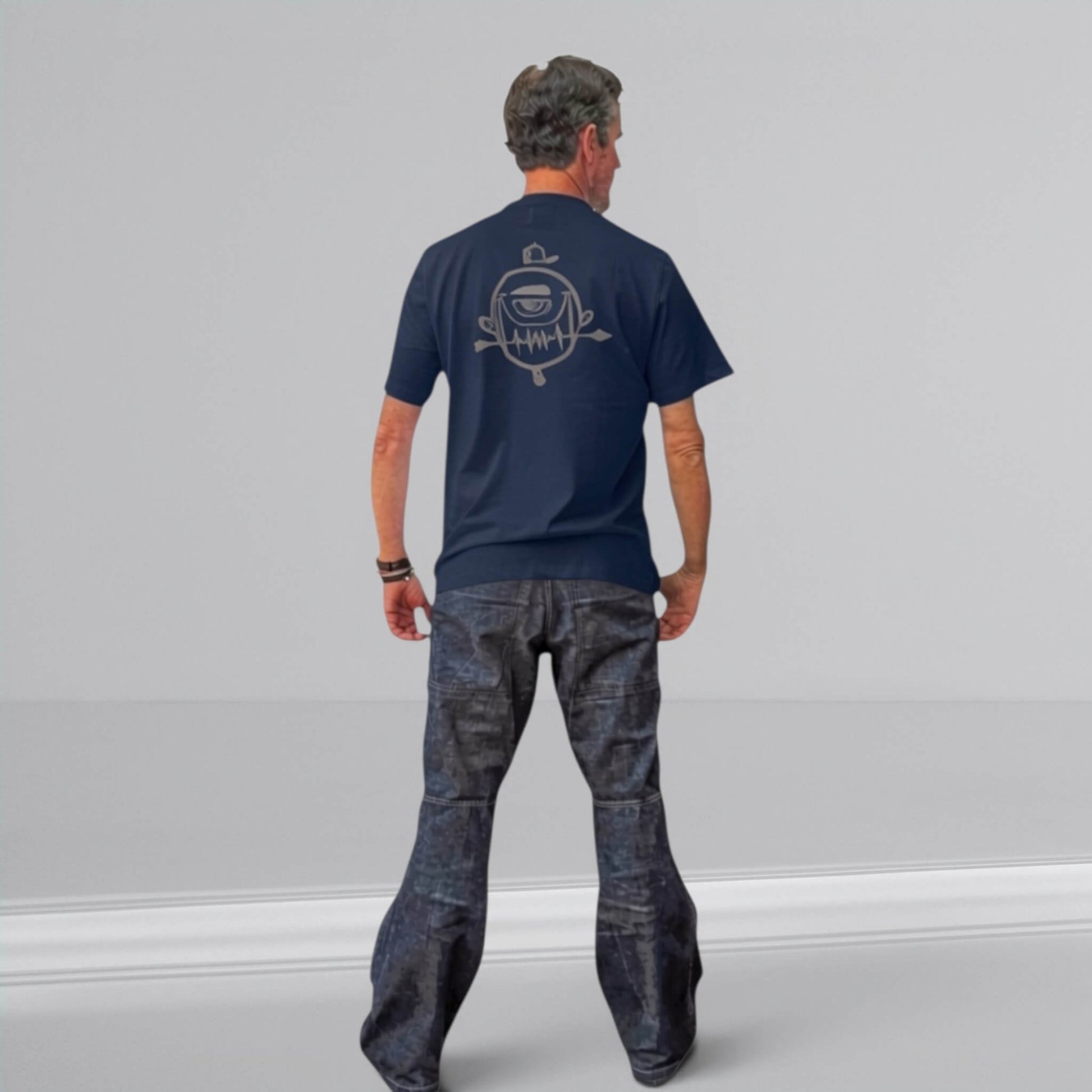 Camiseta azul marino de algodón 100% de ISIZWE con estampado gráfico de un ojo en la espalda.