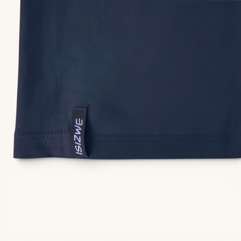 Camiseta azul marino de algodón 100% de ISIZWE con estampado gráfico de un ojo en la espalda.