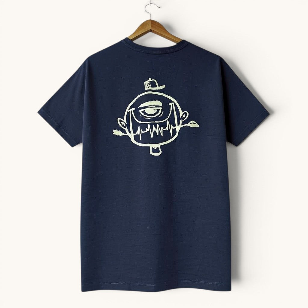 Camiseta azul marino de algodón 100% de ISIZWE con estampado gráfico de un ojo y latidos en la espalda.