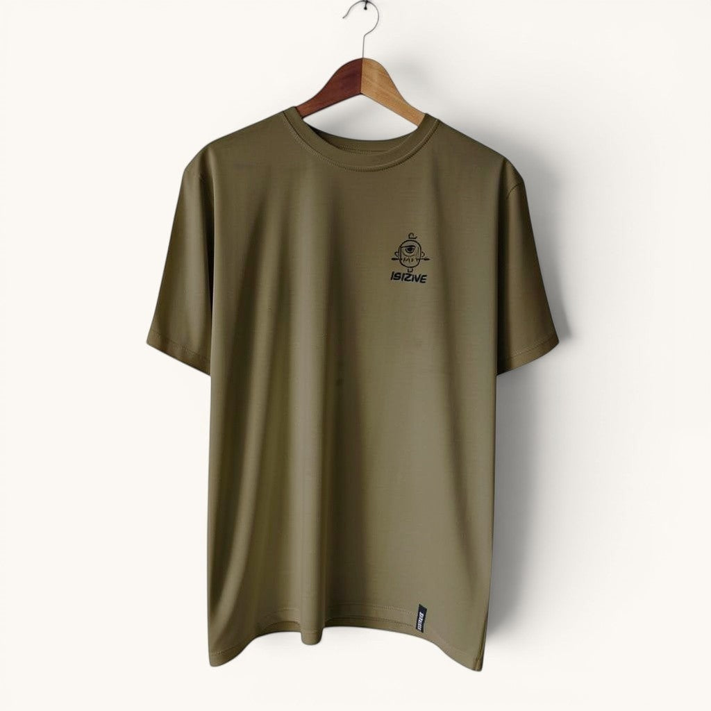 Camiseta ISIZWE verde oliva de algodón con estampado gráfico de personaje peculiar y flechas cruzadas en la espalda.