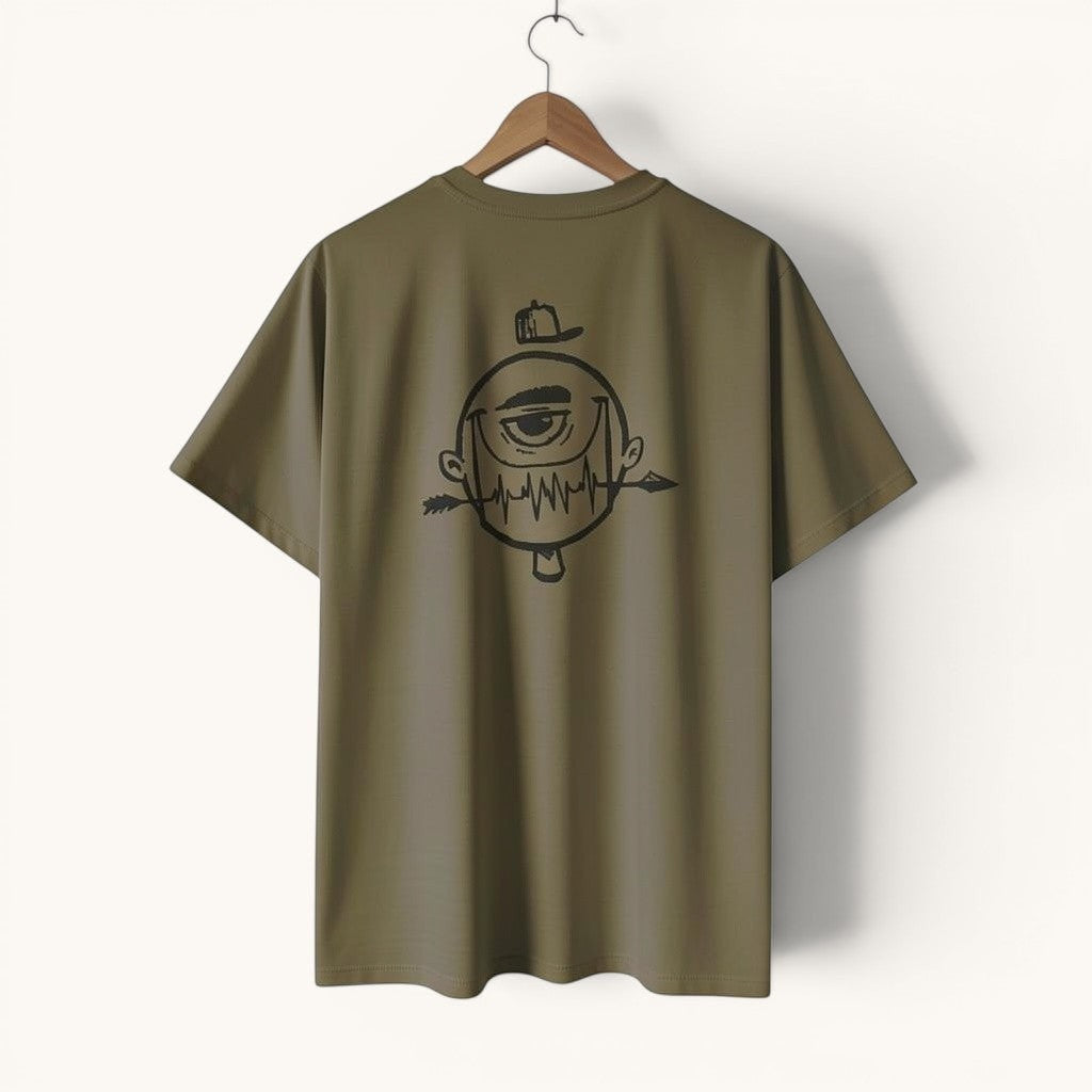 Camiseta ISIZWE verde oliva de algodón con estampado gráfico de personaje peculiar y flechas cruzadas en la espalda.