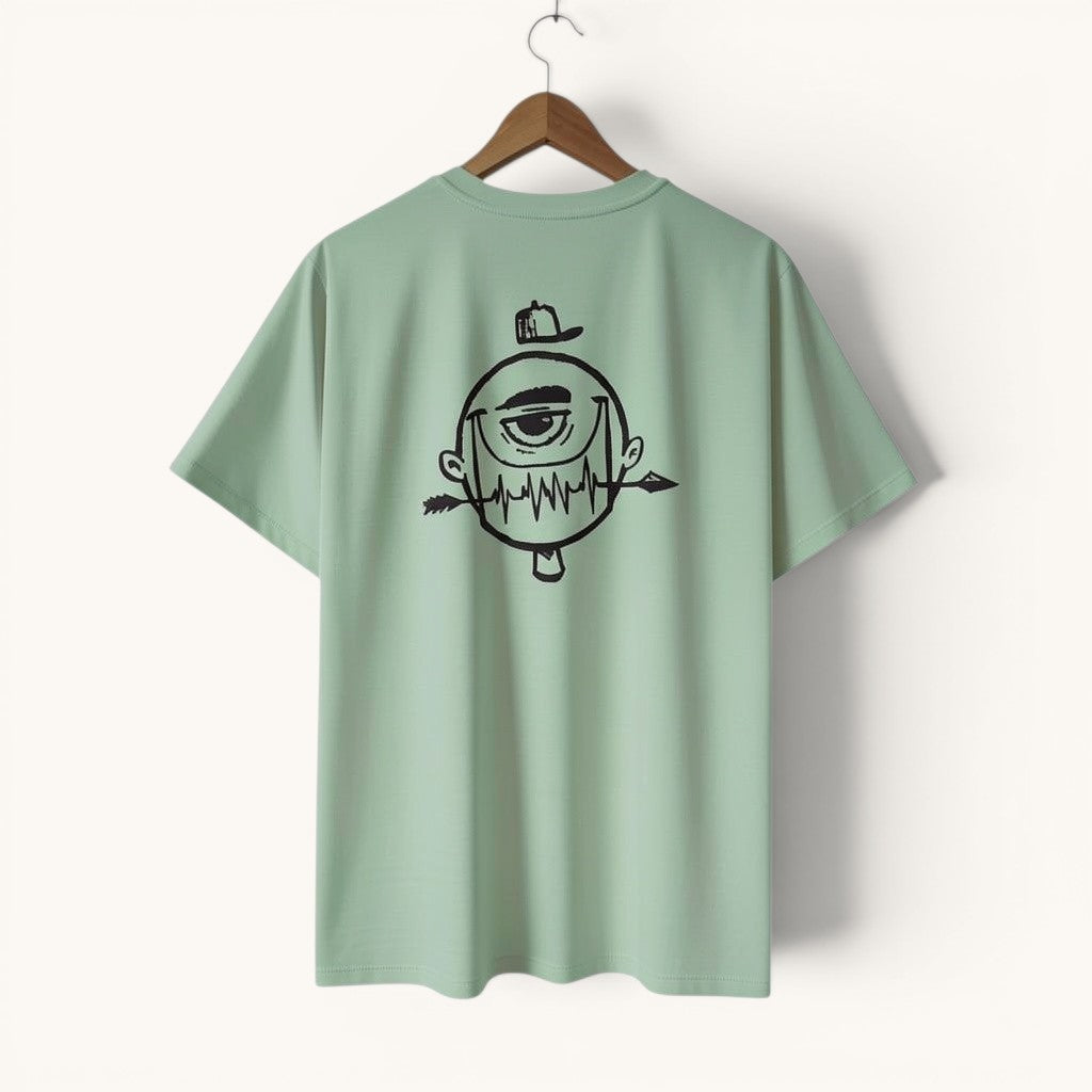 Camiseta ISIZWE verde salvia de algodón orgánico con gráfico de ojo y flechas en la espalda.
