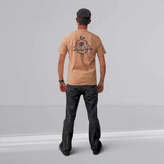 Camiseta ISIZWE color arena de manga corta con estampado gráfico de ojo en la espalda. Tejido suave y transpirable.
