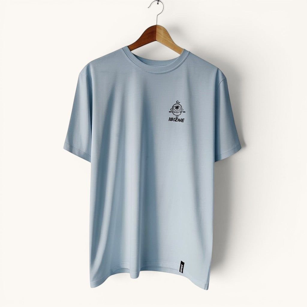 Camiseta ISIZWE azul claro de manga corta con estampado gráfico de ojo y flechas en la espalda. Tejido suave y transpirable.