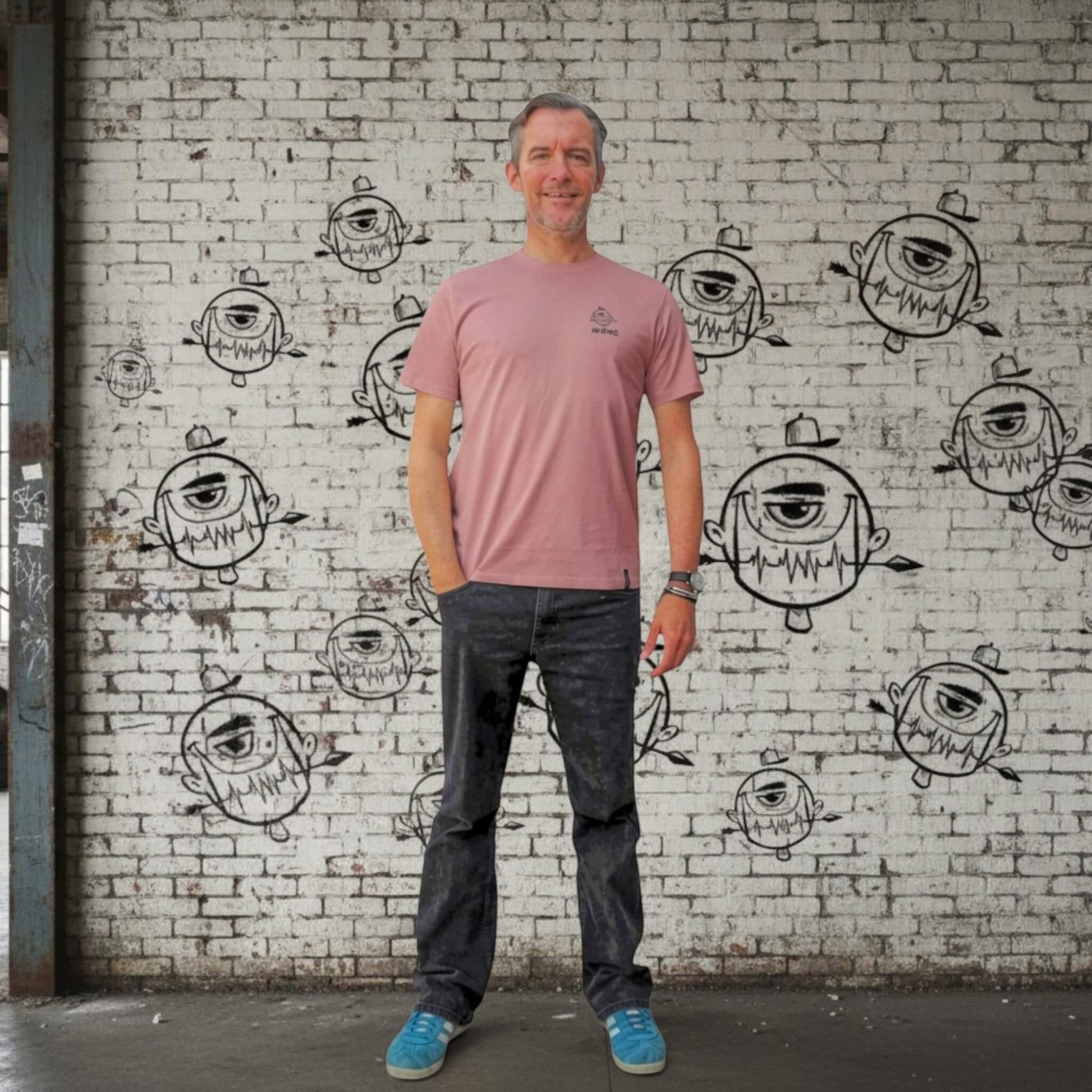 Camiseta ISIZWE rosa palo de manga corta con cuello redondo y estampado gráfico urbano en la espalda. Tejido suave y transpirable.