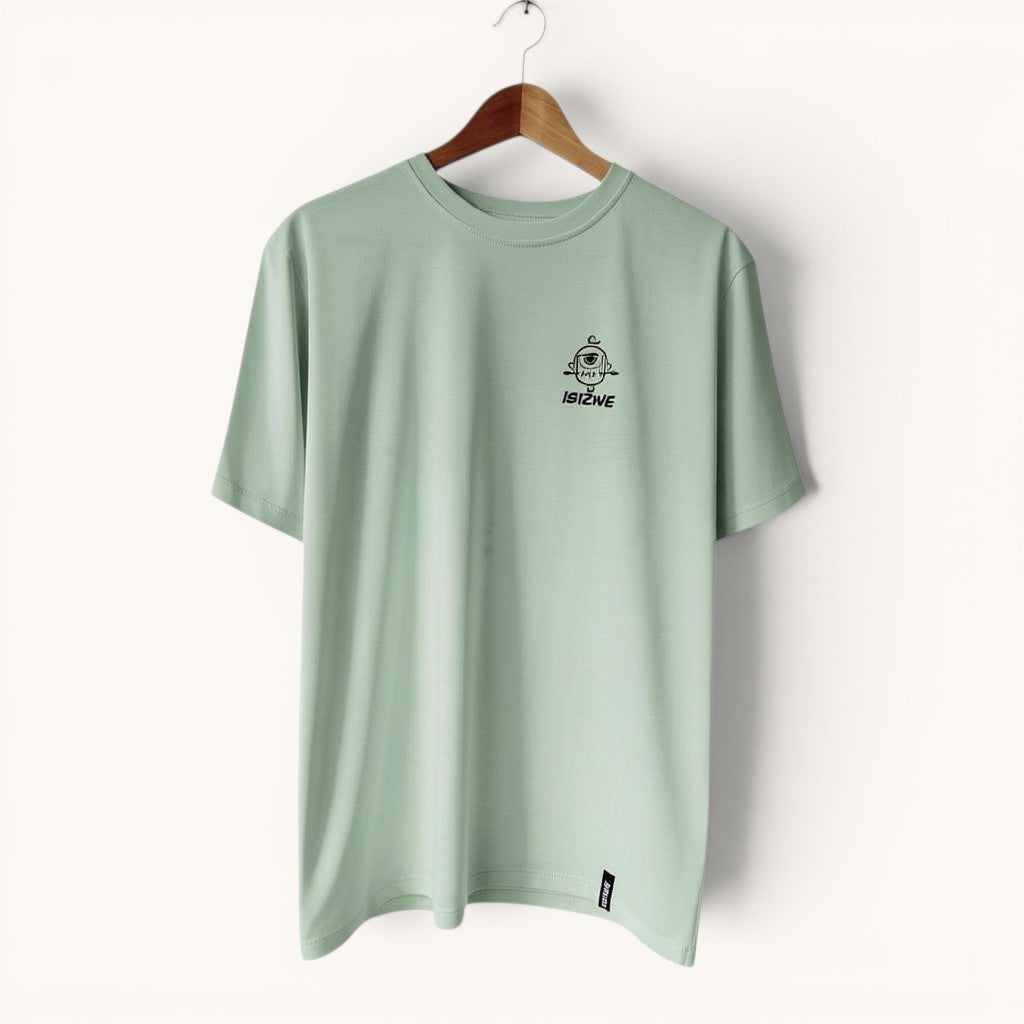 Camiseta ISIZWE verde salvia de algodón orgánico con gráfico de ojo y flechas en la espalda. Cuello redondo.