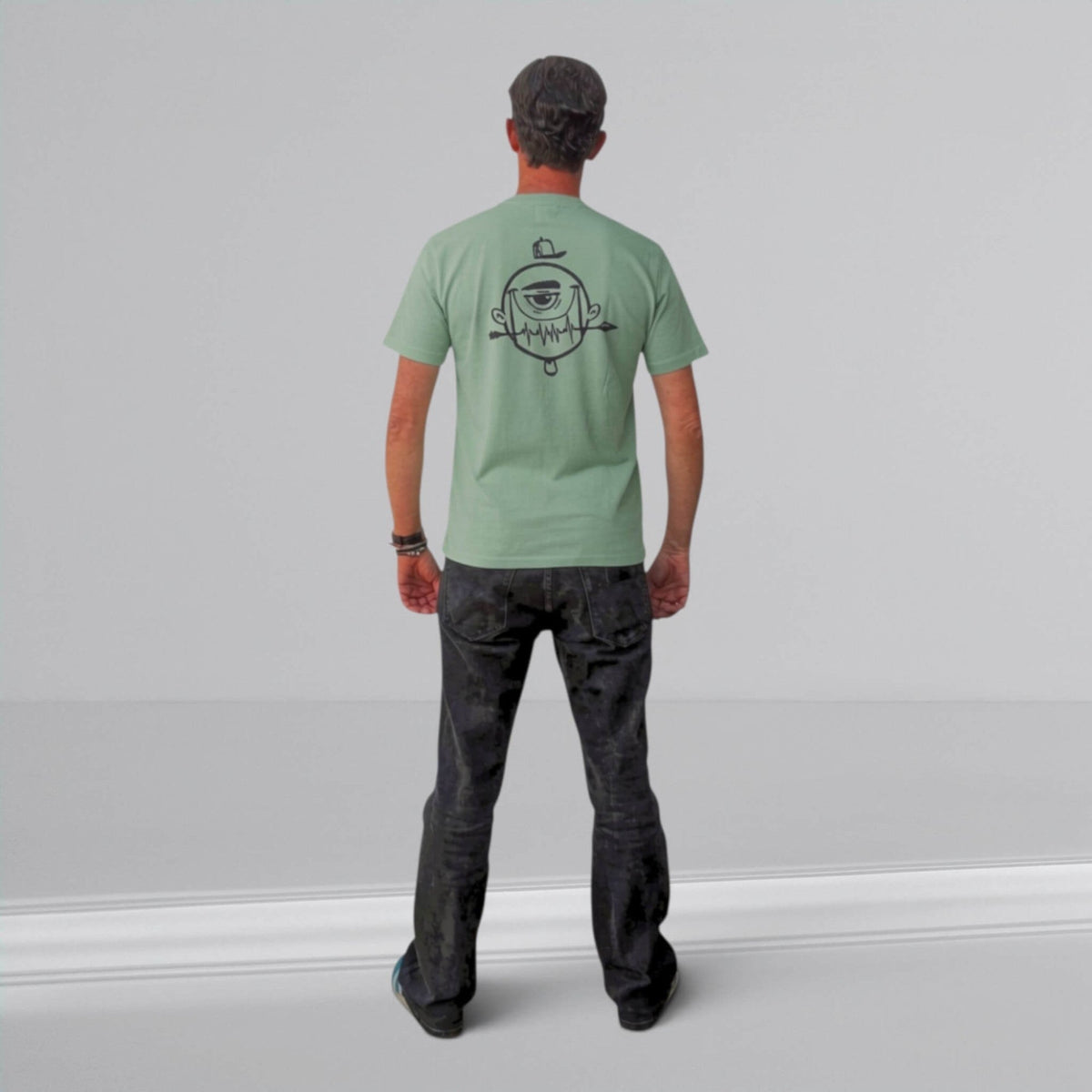 Camiseta ISIZWE verde salvia de algodón orgánico con gráfico de ojo y flechas en la espalda.