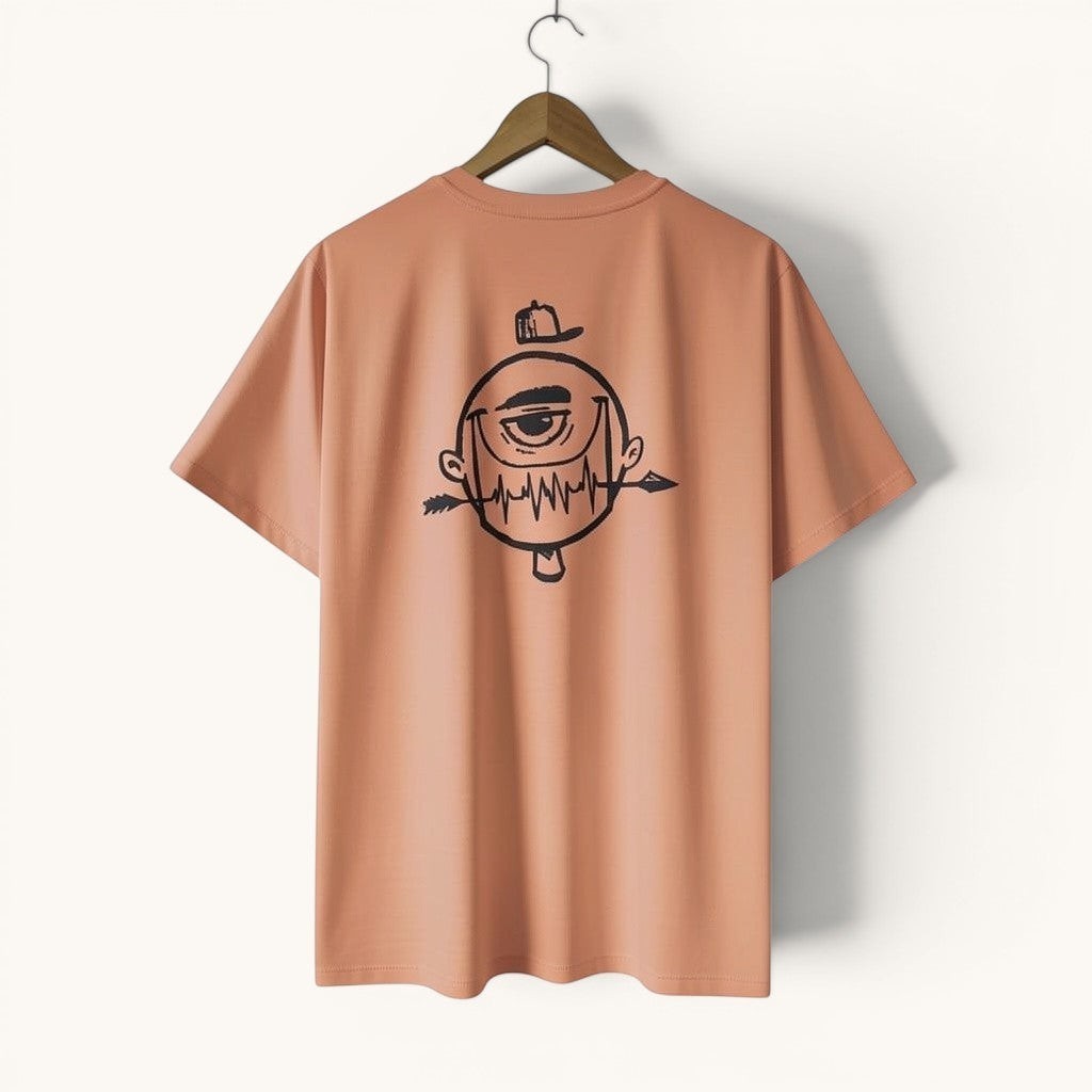 Camiseta ISIZWE arena de manga corta con gráfico de ojo y flechas en la espalda. Tejido suave.