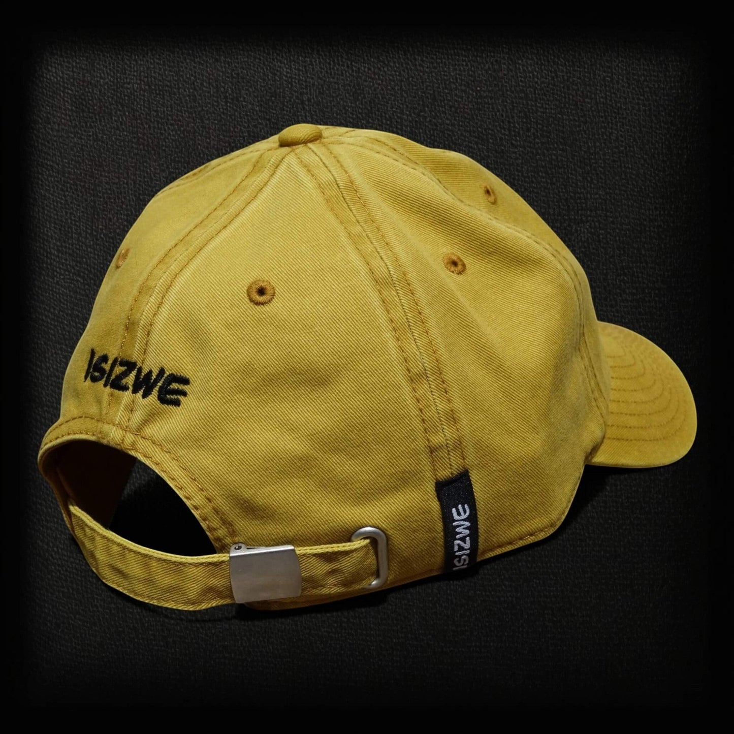 Gorra de béisbol ISIZWE amarilla de algodón con bordado gráfico y correa ajustable.