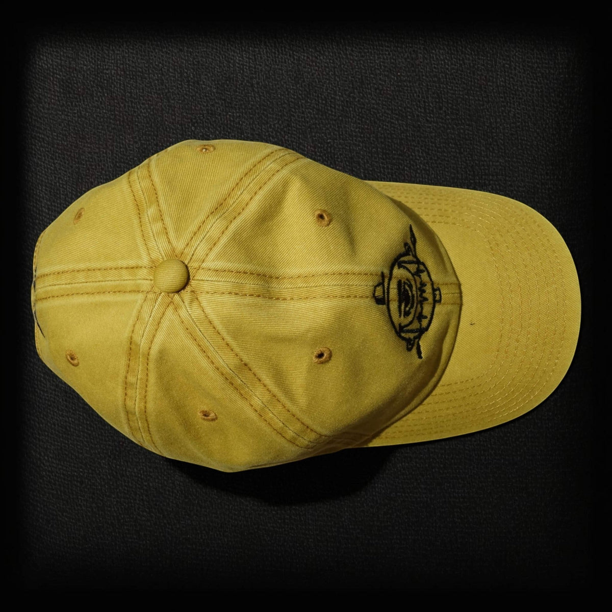 Gorra de béisbol ISIZWE amarilla de algodón con bordado gráfico frontal y visera curvada.