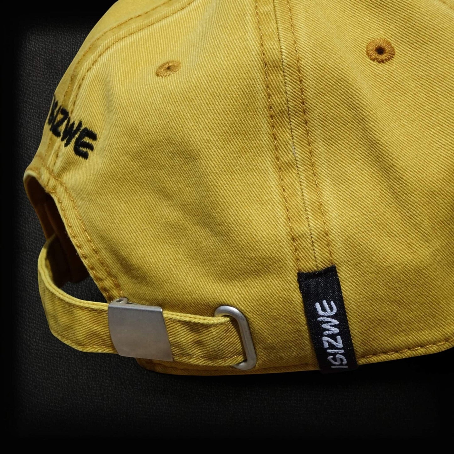 Gorra de béisbol ISIZWE amarilla de algodón con bordado gráfico y correa ajustable.