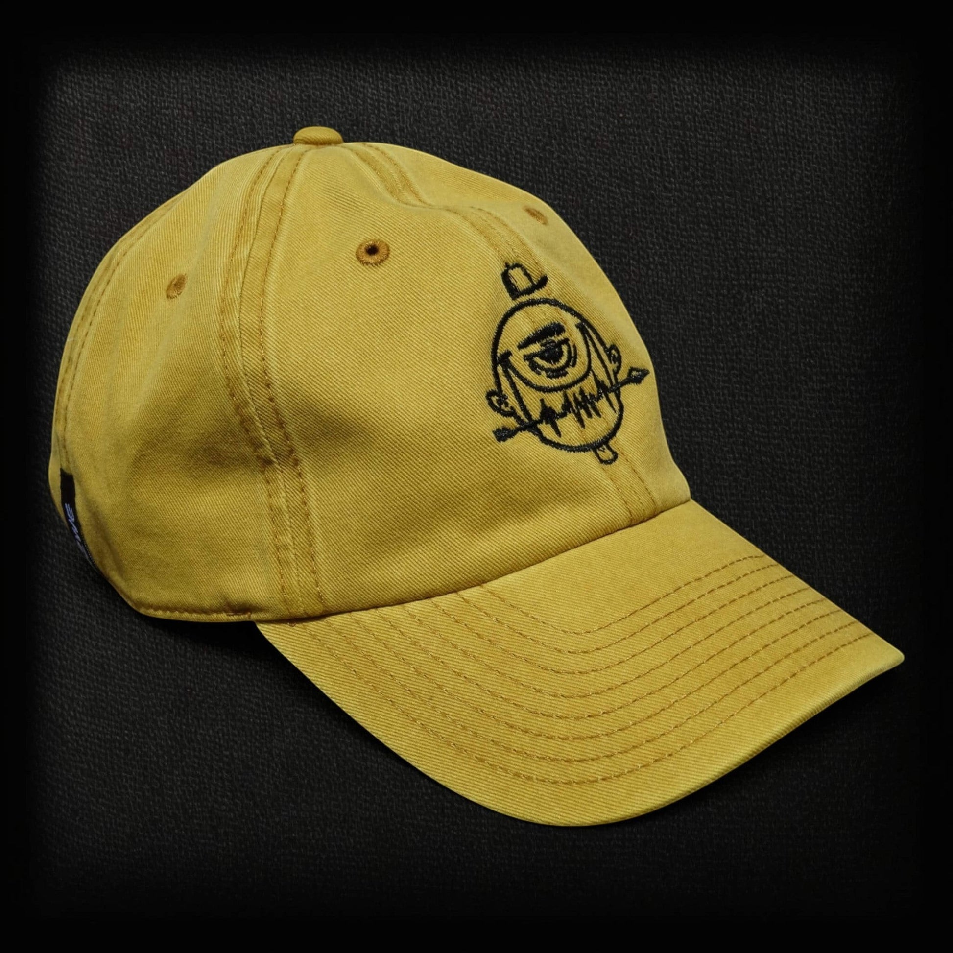 Gorra de béisbol ISIZWE amarilla de algodón con bordado gráfico de personaje y visera curvada.
