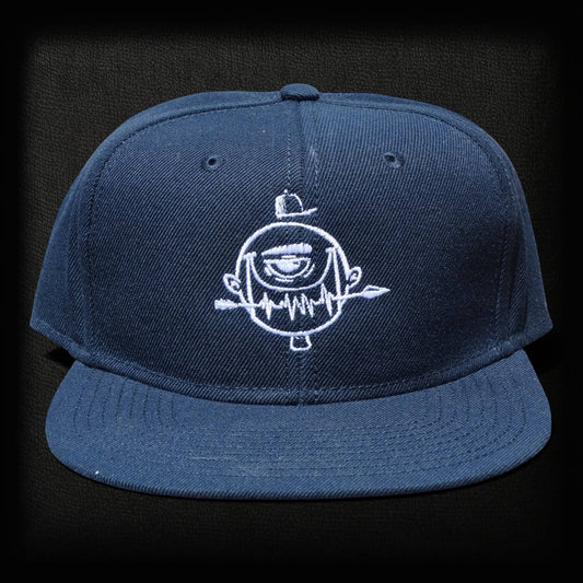 Gorra ISIZWE azul marino de algodón con bordado frontal de personaje y cierre ajustable. Estilo snapback.