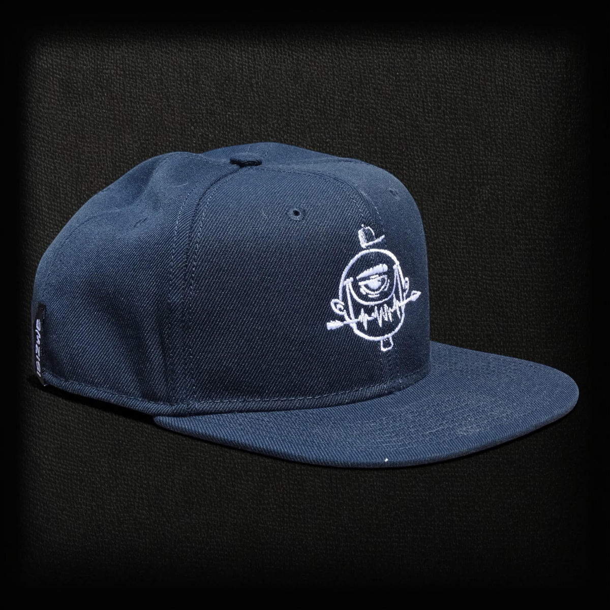 Gorra de béisbol azul marino de algodón ISIZWE con bordado de personaje y visera plana.