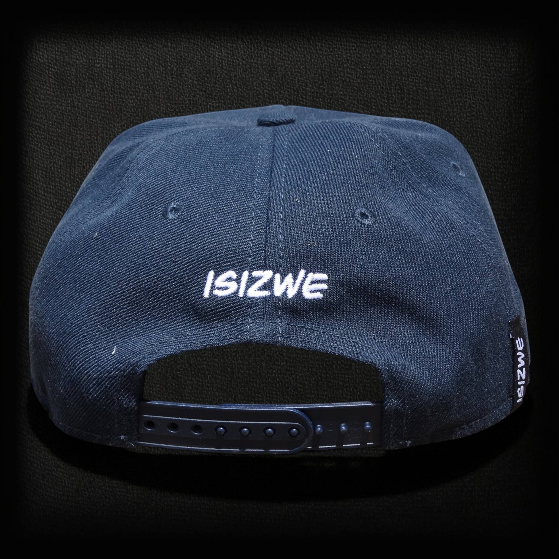 Gorra azul marino de algodón ISIZWE con cierre a presión ajustable y bordado de la marca en la parte trasera.