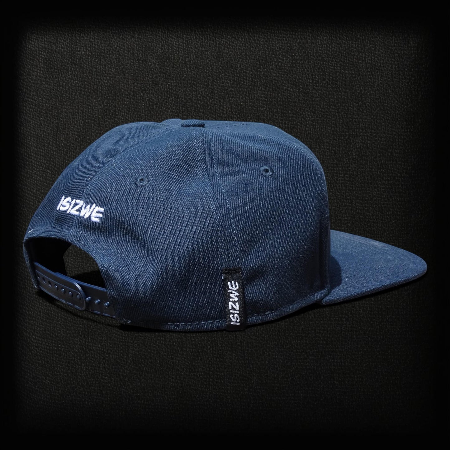 Gorra ISIZWE azul marino de algodón con cierre ajustable y bordado de la marca en la parte trasera.