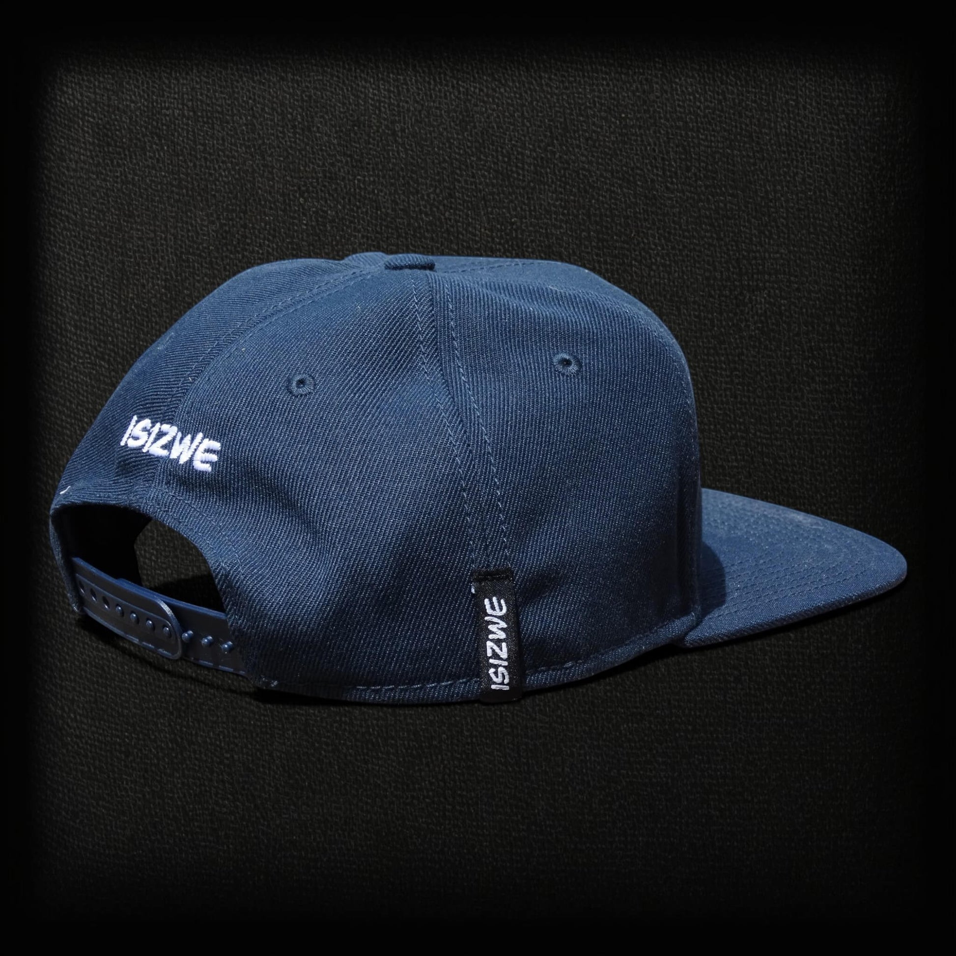 Gorra ISIZWE azul marino de algodón con cierre ajustable y bordado de la marca en la parte trasera.