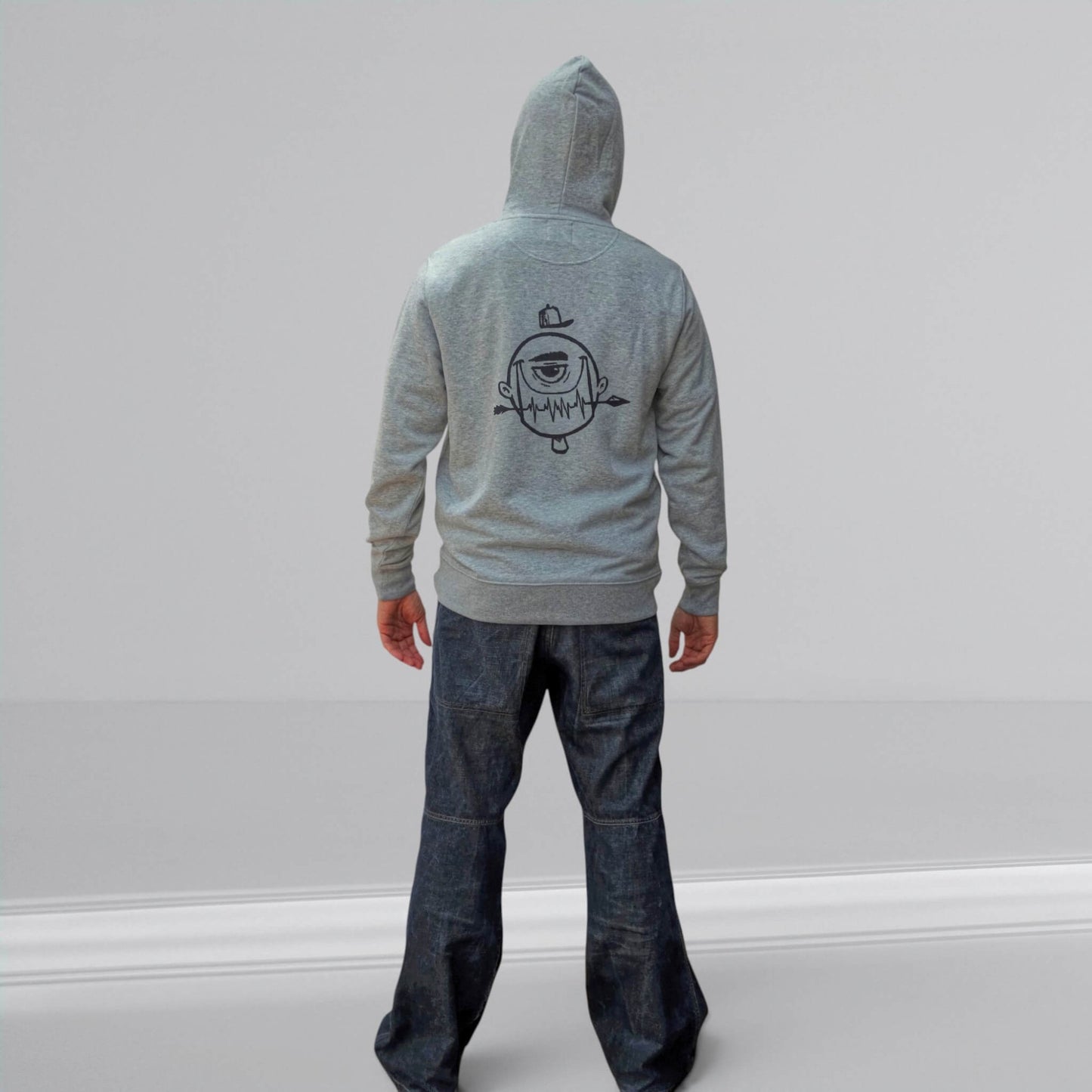 Sudadera ISIZWE gris de algodón con capucha y estampado gráfico de personaje en la espalda.